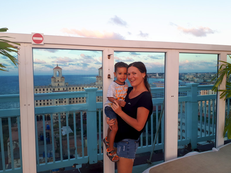 Barbara Jojczyk z synem na Kubie (w tle Hotel Nacional)