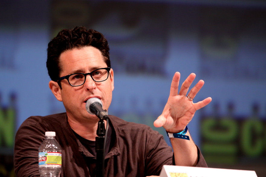 J.J. Abrams pracował jako producent, a czasem jako reżyser i scenarzysta, przy trzech częściach "Gwiezdnych Wojen".