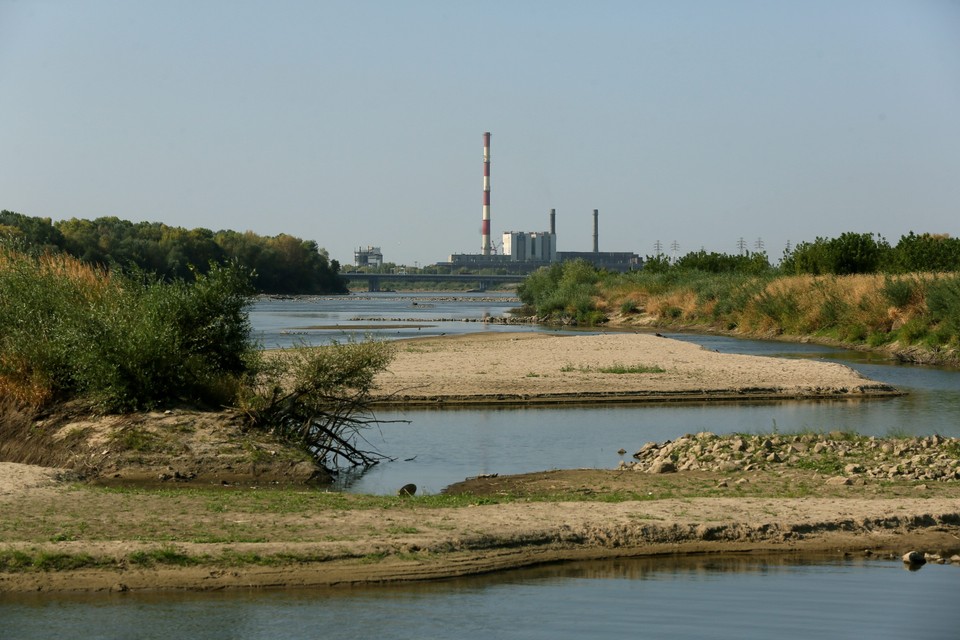 Niski poziom Wisły w okolicach należącej do spółki PGNiG TERMIKA SA elektrociepłowni Żerań