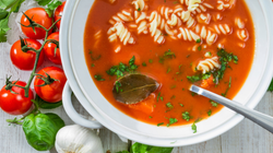 Pyszna pomidorowa z rosołu. Dodaj ten składnik, będzie smakować jak u babci