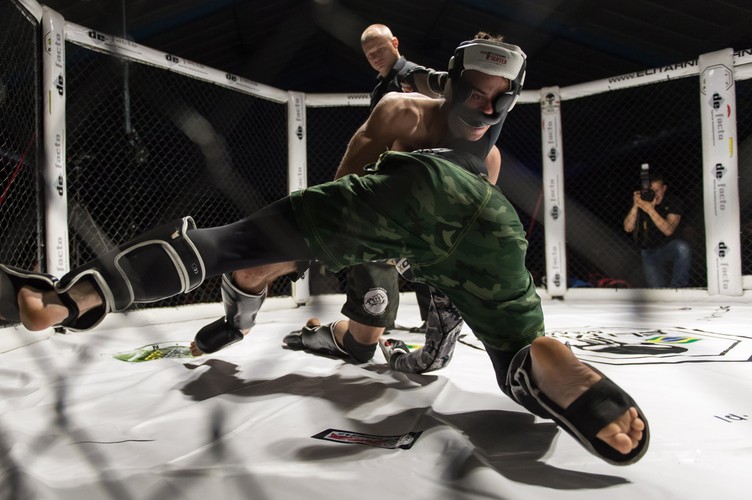 Tak w klatce walczą polscy żołnierze. Panie też zrzuciły mundury i wzięły się za łby