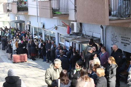 Ukidanje dinara stvorilo je redove Srba ispred ekspozitura banaka Poštanske štedionice na KiM