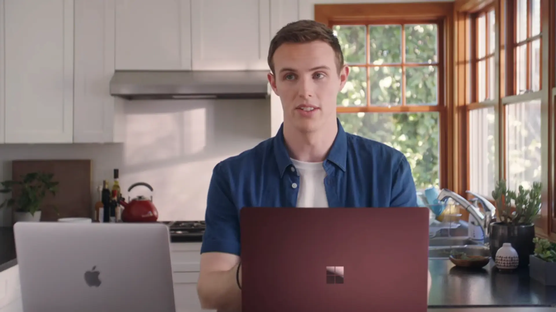 Ten gość nazywa się Mac Book i zagrał w nowej reklamie Microsoft. Firma znalazła go na końcu świata