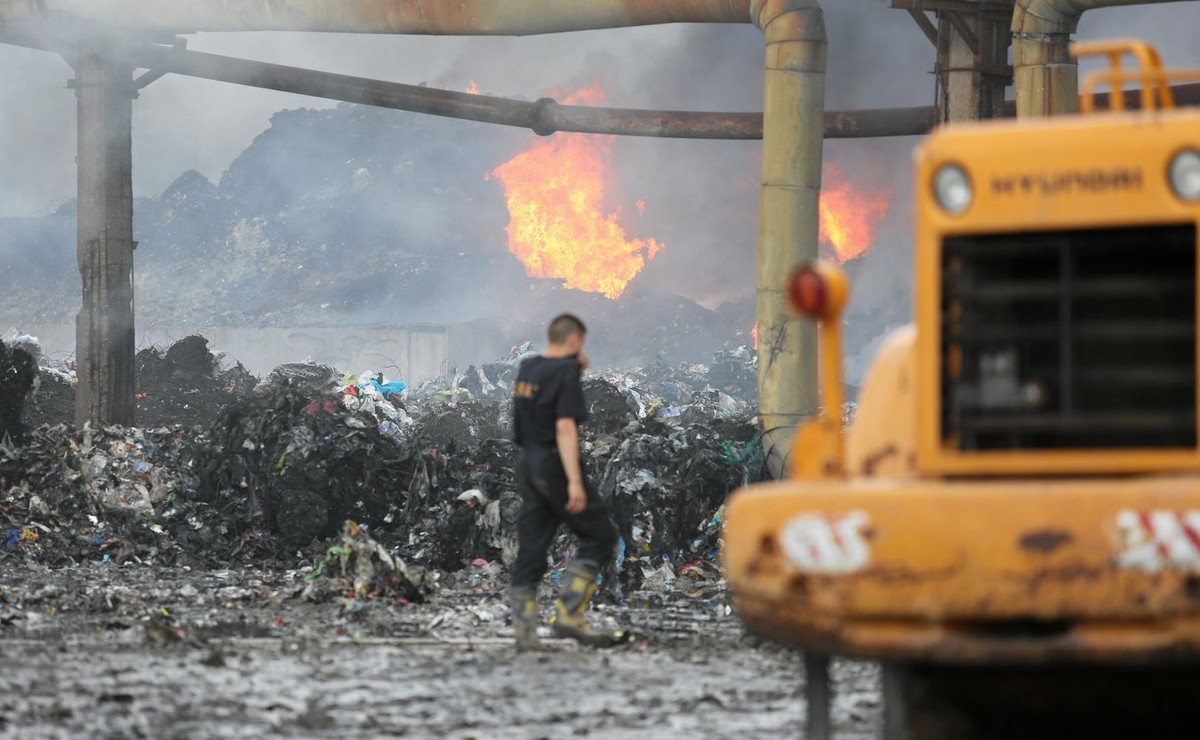 To, że teren pogorzeliska jest tykającą bombą ekologiczną, wskazywał też wojewoda.