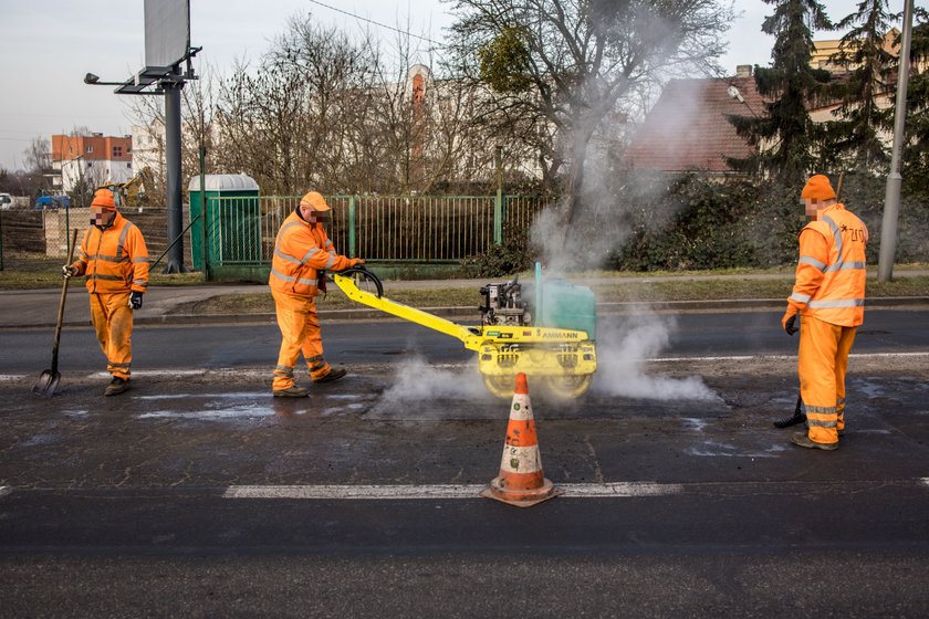 Drogowcy łatają dziury po zimie