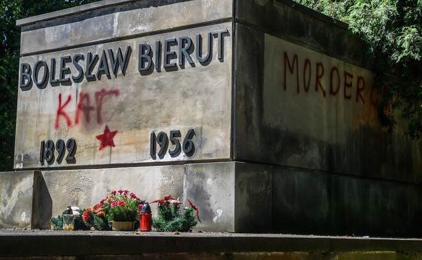 Zdewastowali grób Bieruta na Powązkach. Ziobro kazał ich natychmiast wypuścić