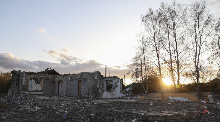 A Harkiv megyei faluban 59 civil vesztette életét, köztük egy 8 éves gyermek / Fotó: MTI/EPA