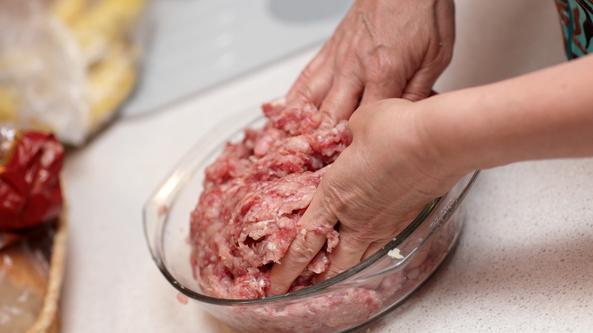 Mleveno meso nikad ne mesite rukama, na ovaj način će faširane šnicle biti mnogo sočnije