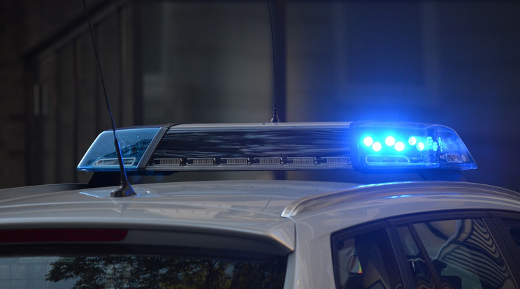 Elgázolta a rendőrautó a kereszteződésben fegyverrel fenyegetőző nőt / Illusztráció: Pixabay