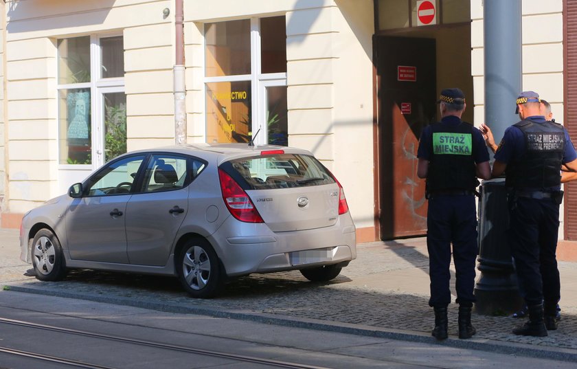 Kierowca hyundaia zaparkował tak, że zablokował bramę