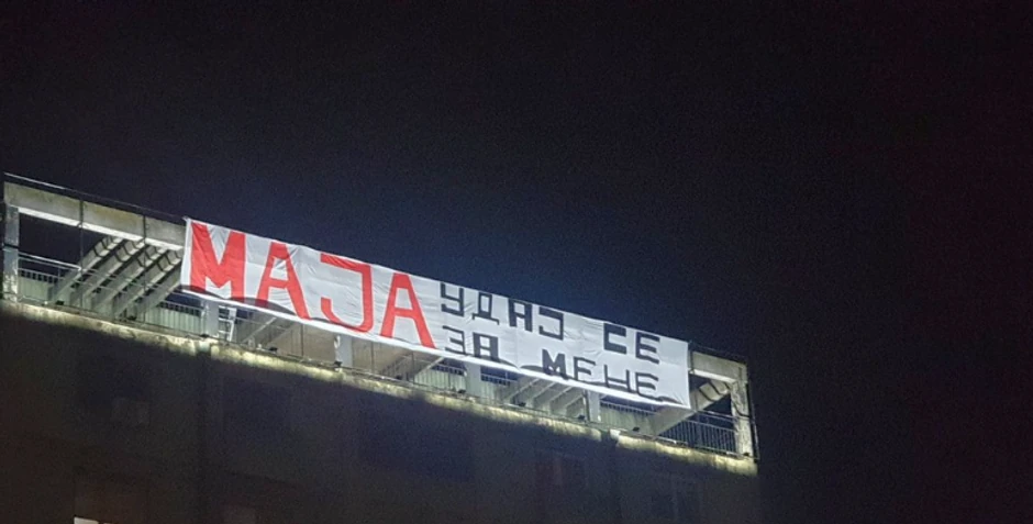 Bilbord na kome piše "Maja, udaj se za mene"