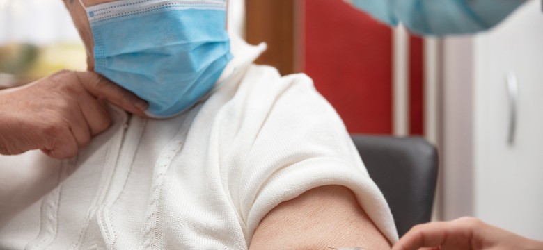 Jaka jest skuteczność szczepień przeciwko COVID-19 u osób starszych? WYNIKI