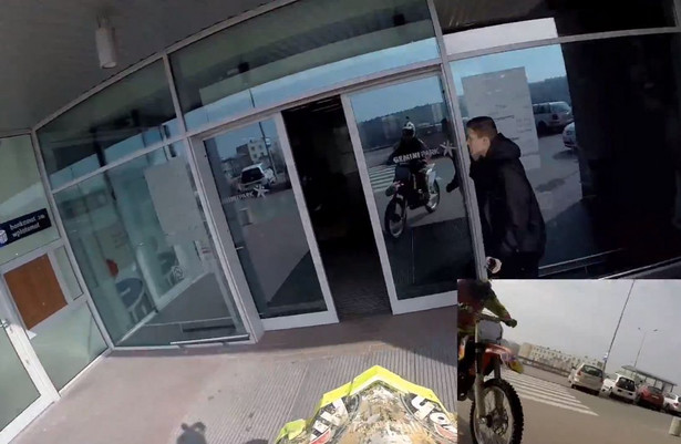 Tak motocyklista szalał w galerii handlowej. Policja już go zatrzymała. WIDEO