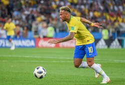 Mężczyzna skazany na 17 lat więzienia za kradzież piłki Neymara