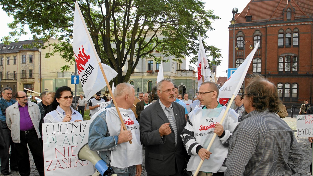 Trzystu związkowców i pracowników Zakładów Chemicznych Zachem w Bydgoszczy protestowało przed siedzibą Ciechu w Warszawie przeciw likwidacji ich firmy, co według nich nastąpi po decyzji o sprzedaży technologii głównego produktu Zachemu koncernowi BASF.