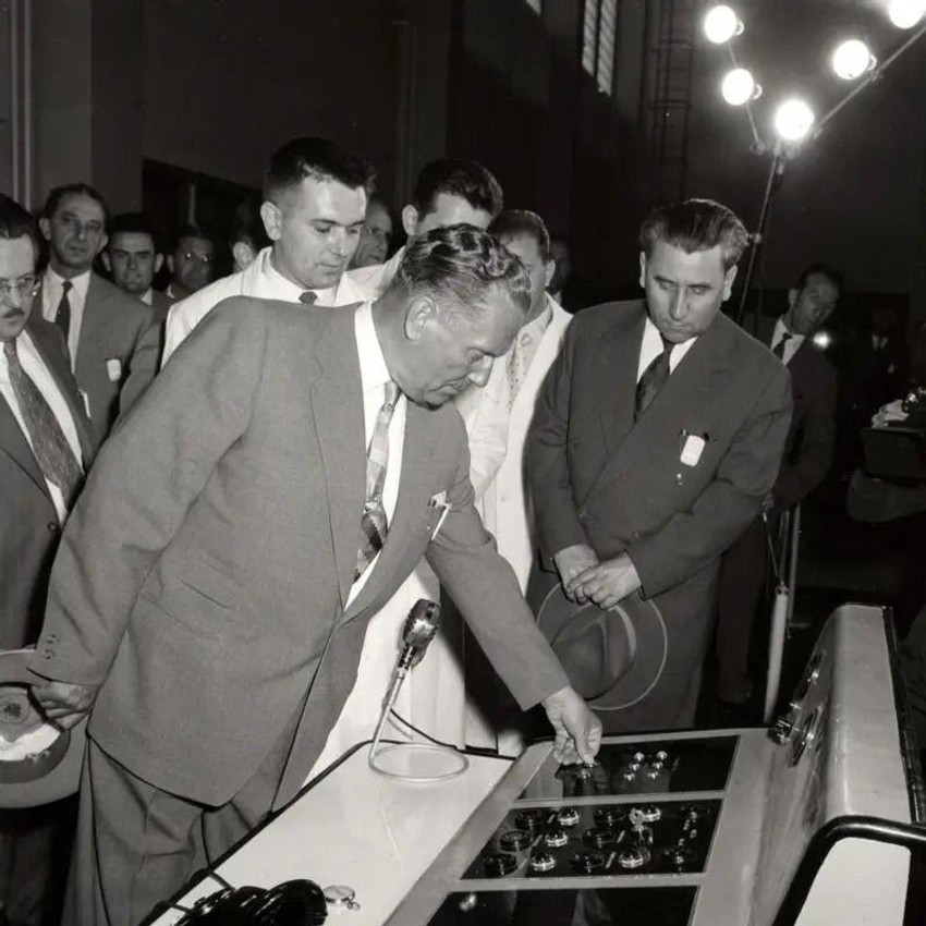 Tito pušta u rad RB reaktor u Vinči 1958. godine | Foto: MUZEJ ISTORIJE JUGOSLAVIJE