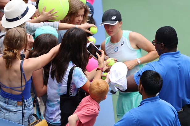 Iga Świątek (C) rozdaje autografy po meczu 1/8 finału wielkoszlemowego turnieju tenisowego US Open z Niemką Jule Niemeier