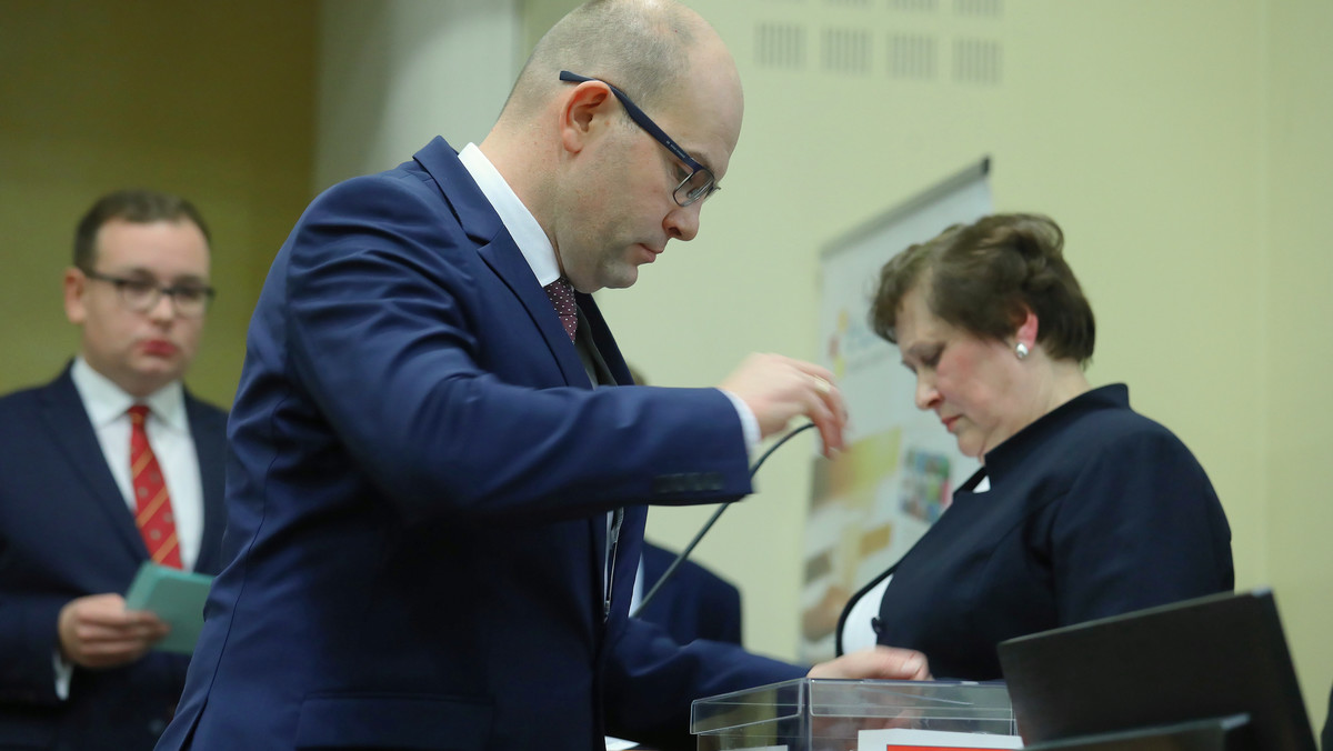Artur Kosicki z PiS został wybrany dziś na marszałka województwa podlaskiego nowej kadencji. Wygrał w tajnym głosowaniu ze Stefanem Krajewskim - wspólnym kandydatem Koalicji Obywatelskiej i PSL.