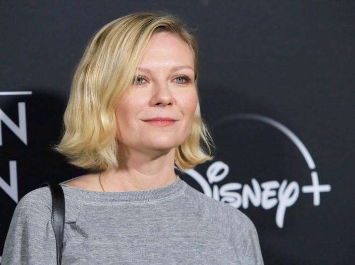 Kirsten Dunst na koncercie "Elton John Live: Farewell from Dodger Stadium" - jej stylizacja nie przypadła do gustu internautom.