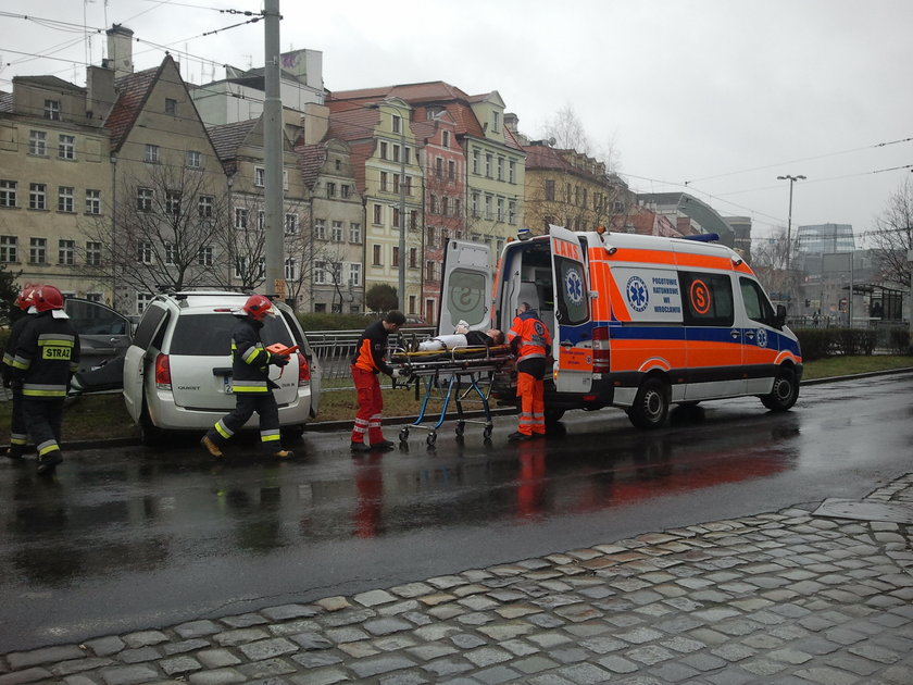 Ratownicy zabierają ranną dziewczynę do szpitala