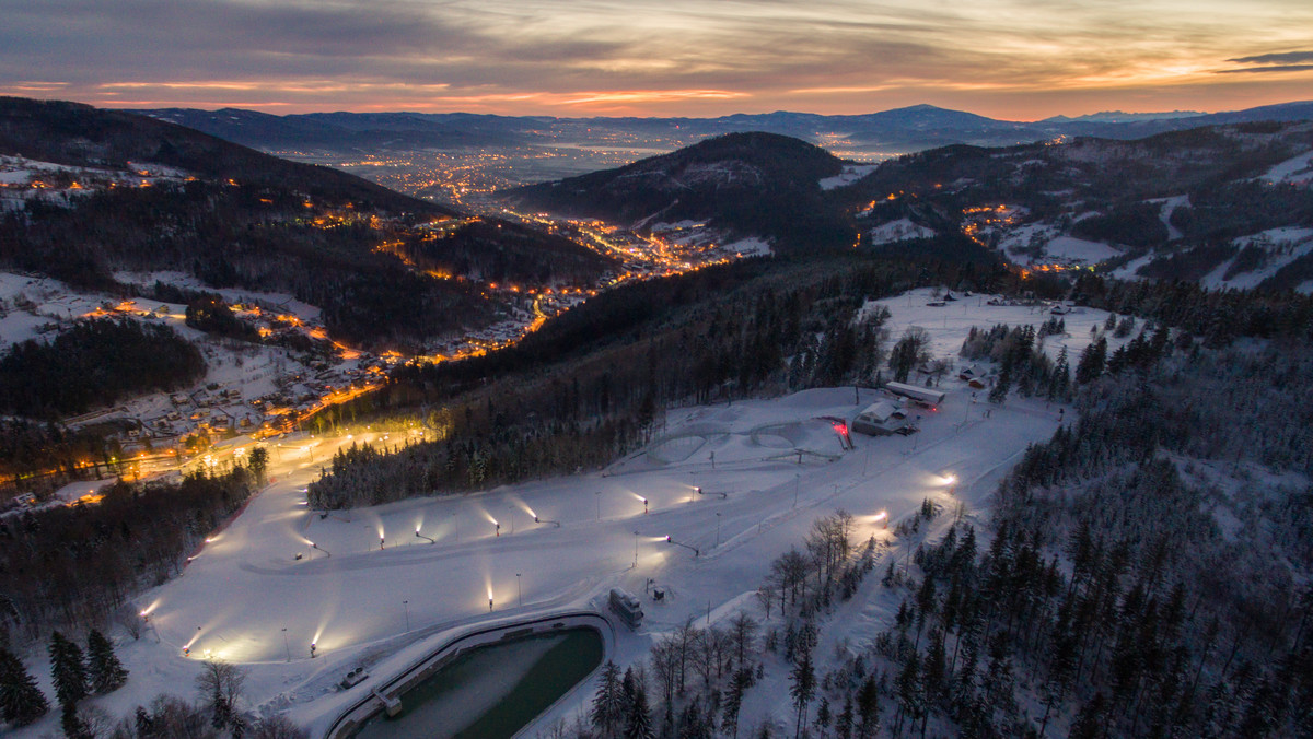 W sobotę narciarze będą mogli po raz pierwszy poszusować na śniegu w Beskidach. W ośrodku Beskid Sport Arena w Szczyrku otwarta zostanie sztucznie naśnieżona trasa nr 4 – poinformował w czwartek właściciele ośrodka. Zjeżdżać będzie można też w niedzielę.