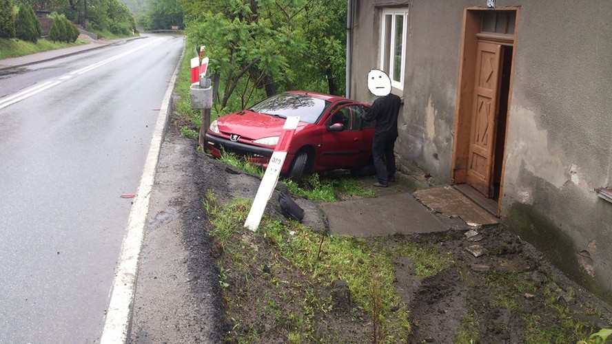 Samochód rozbity na pechowym zakręcie