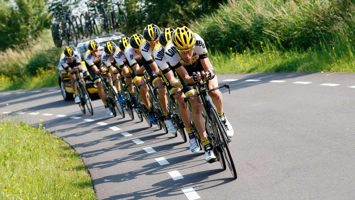 Walczący o lepsze warunki pracy holenderscy policjanci zrezygnowali z planów przerwania kolarskiego wyścigu Tour de France. Funkcjonariusze domagają się m.in. podwyżek. Ich wynagrodzenia nie wzrosły od czterech lat.