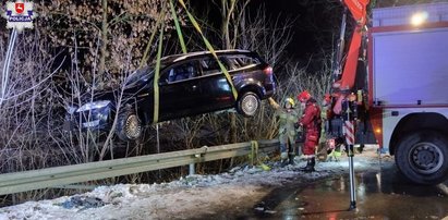 Wpadł samochodem do lodowatej rzeki. Tłumaczył, że... chciał zatankować [ZDJĘCIA]