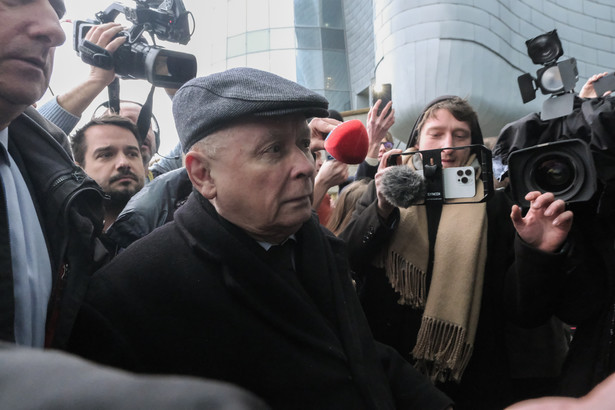 Warszawa, 20.12.2023. Prezes Prawa i Sprawiedliwości Jarosław Kaczyński (C) w budynku TVP przy ulicy Woronicza w Warszawie