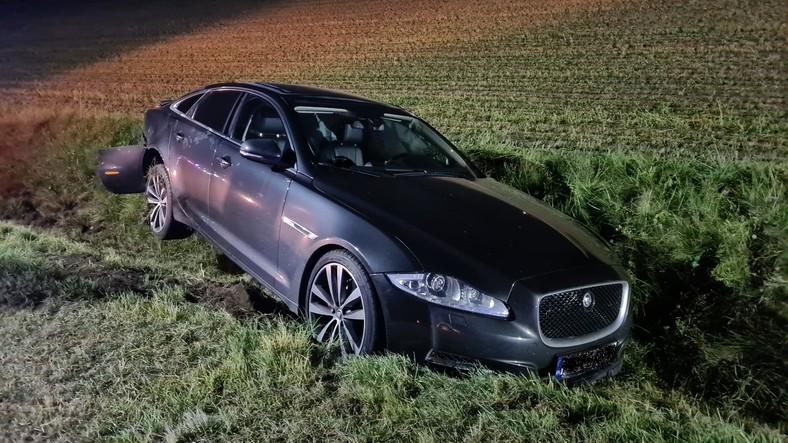 The role of the second passenger car is still unclear