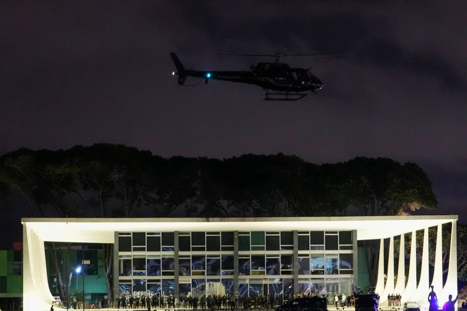 Policijski helikopter iznad palate Planalto u Brazilu nakon upada 8. januara