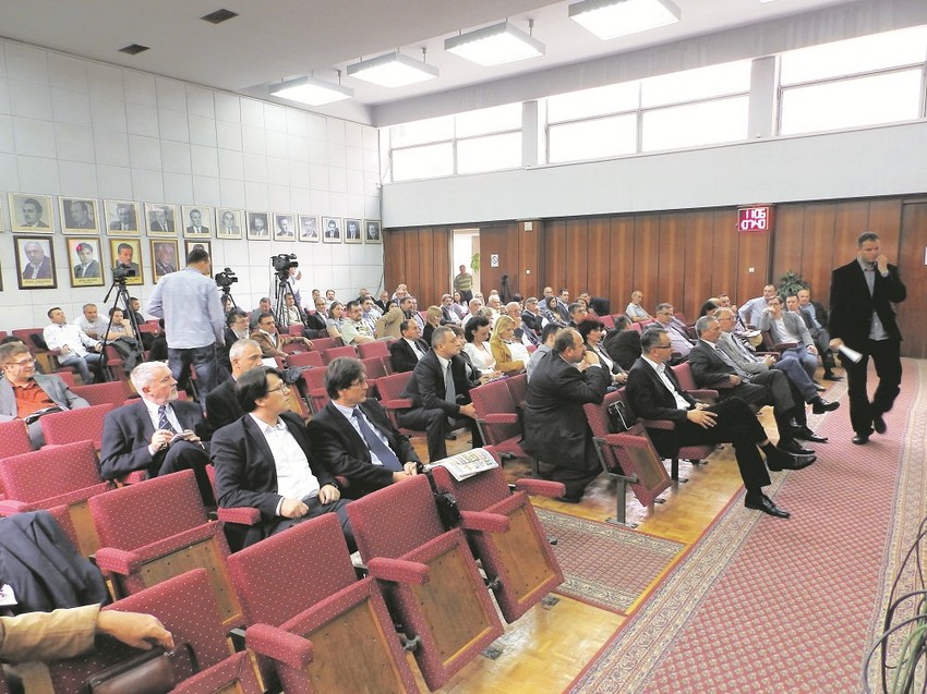 Odbornici zgranuti zbog nepismenih biografija