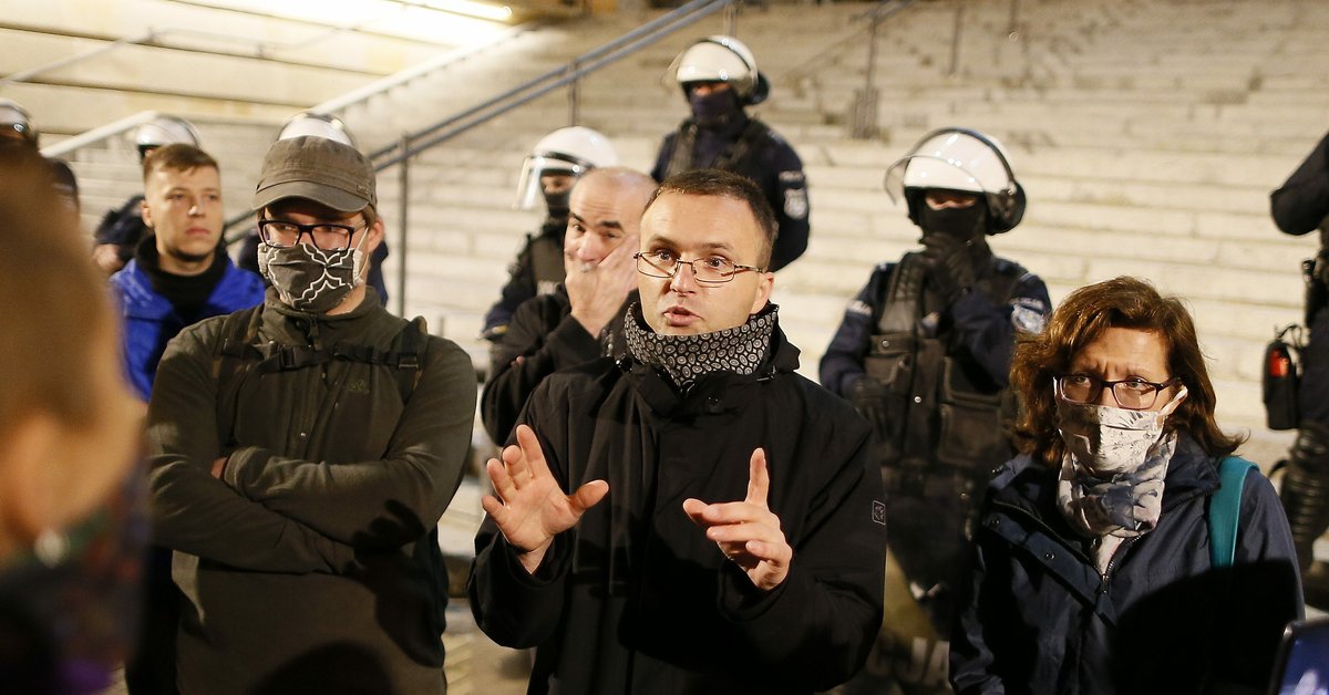 Poronienie.  Protest w Katowicach.  Protestujący ksiądz: Nie jestem za PiS