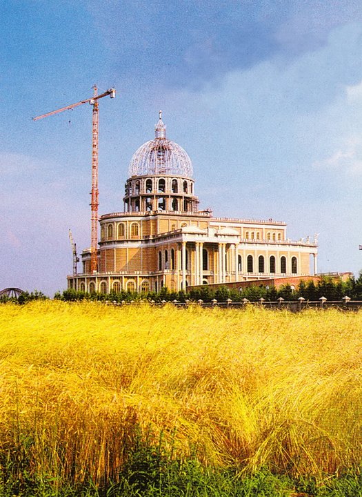 Lata 90. Budowa kopuły nad Bazyliką w Licheniu. 