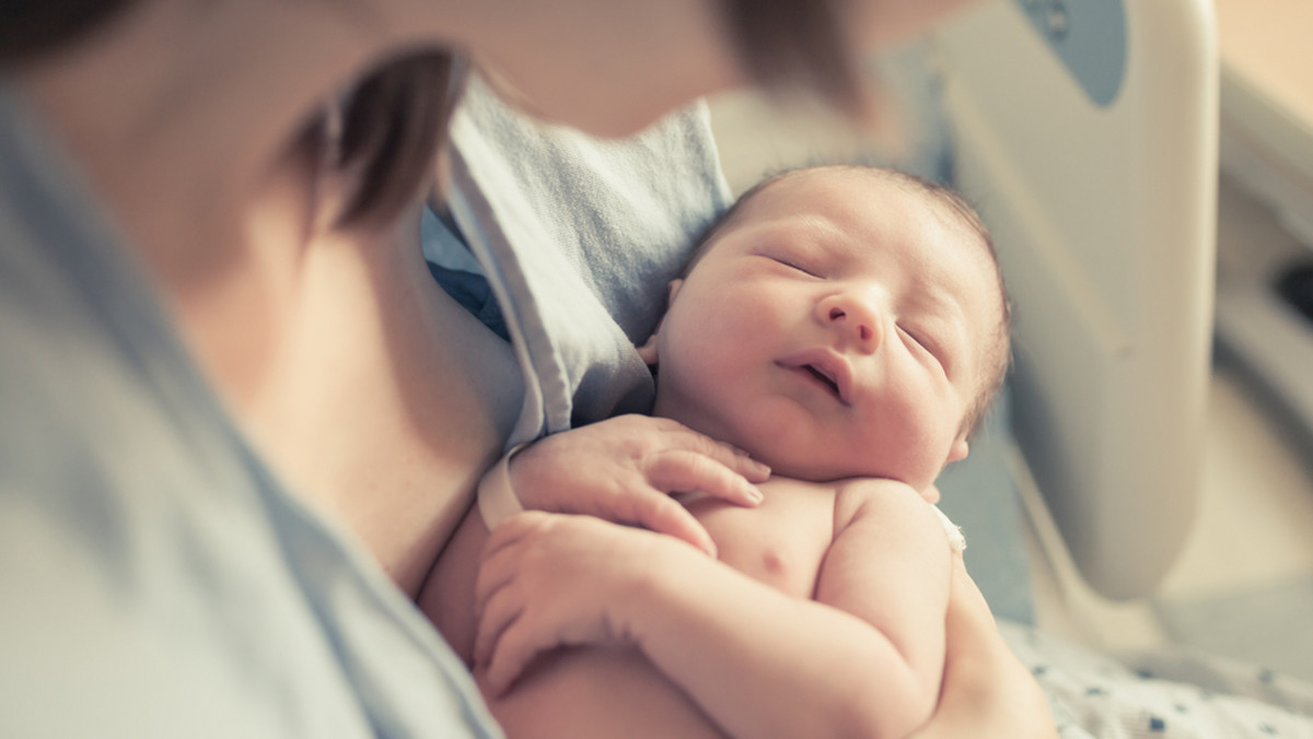 Zawisza urodził się w domu bez asysty położnej i lekarza. Rodzice mają problem z zarejestrowaniem go w urzędzie stanu cywilnego, ponieważ nie wystawiono świadectwa urodzenia. To na jego podstawie nadaje się PESEL.