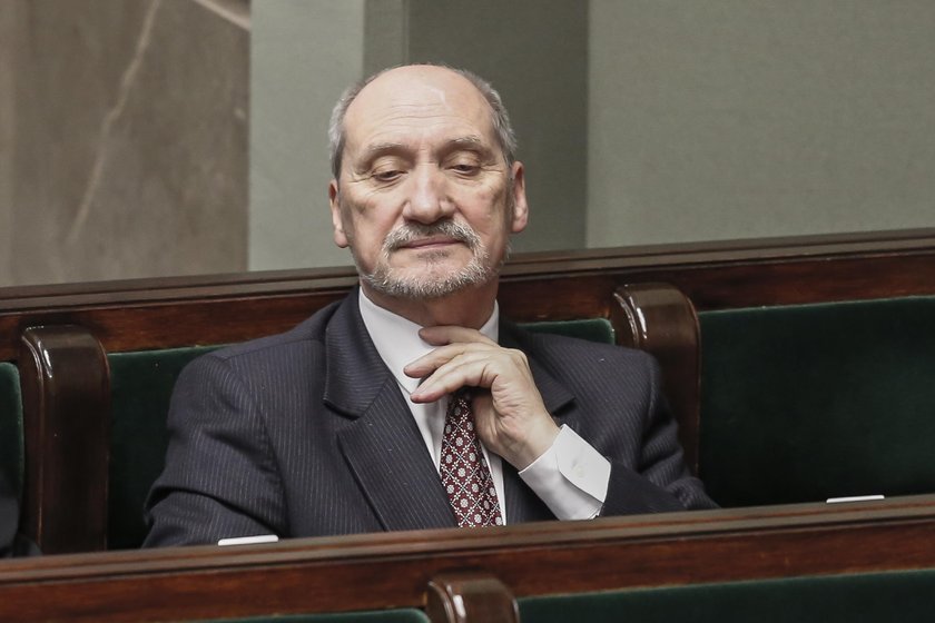 Janusz Śniadek zarzuca ministrowi Macierewiczowi podjęcie "szkodliwej decyzji"