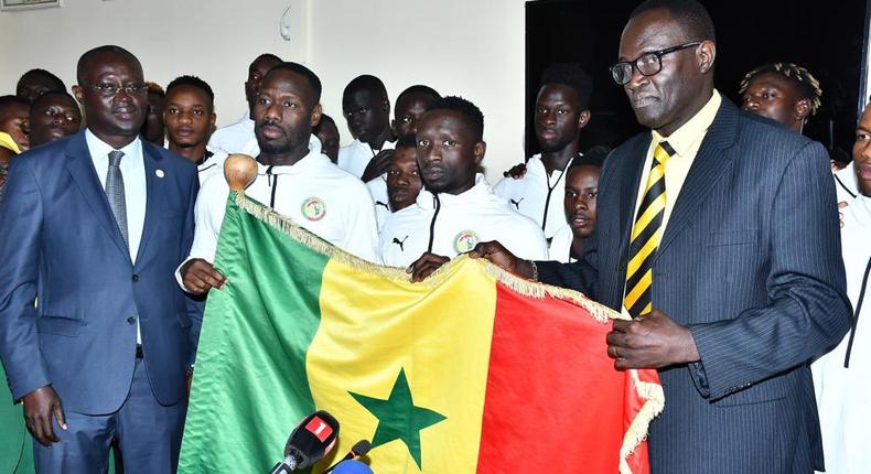 Les Lions locaux ont reçu le drapeau national (2)