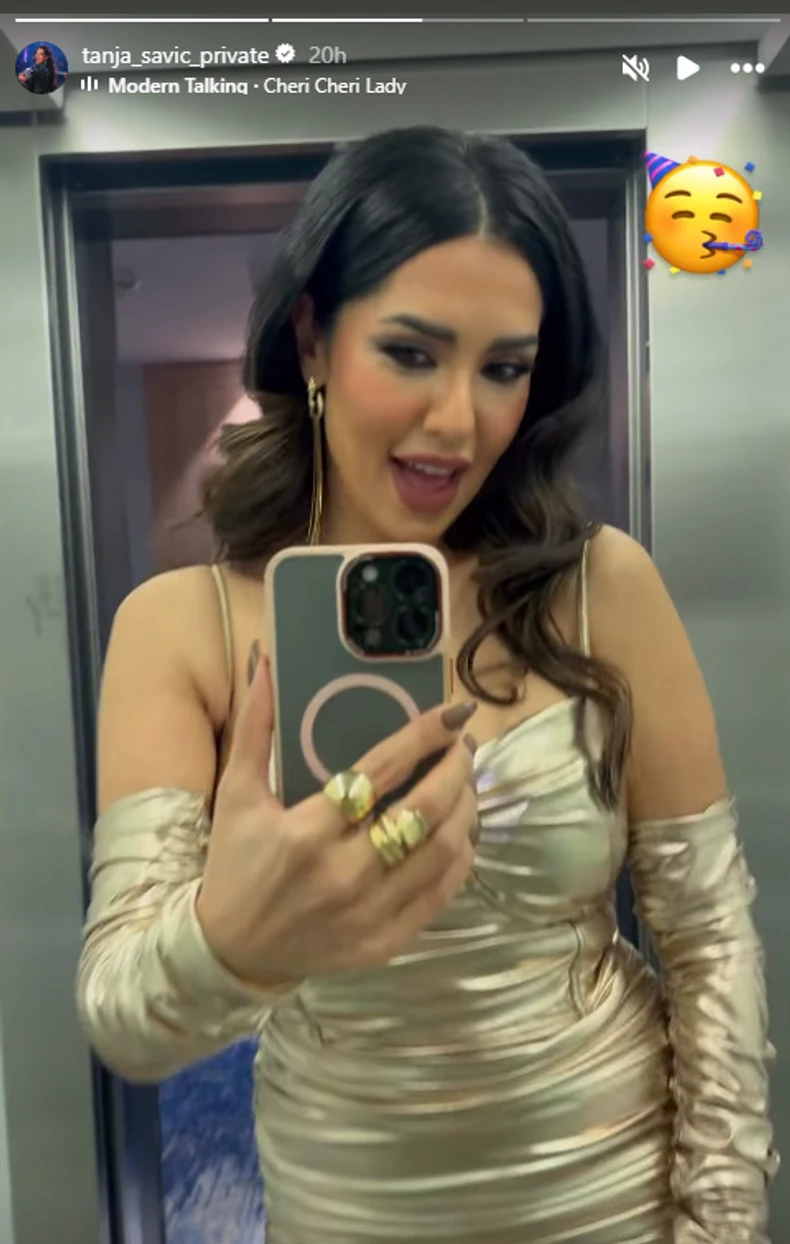 Tanja Savić u zlatnoj haljini