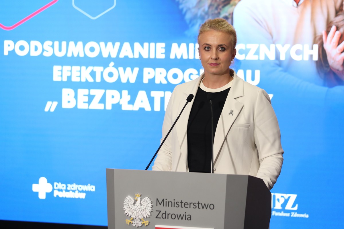 Minister zdrowia w rządzie PiS Katarzyna Sójka podczas konferencji prasowej podsumowującej efekty programu "Bezpłatne leki"