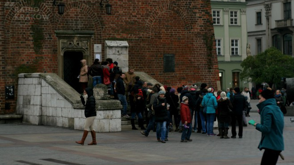 Gigantyczne kolejki ustawiały się w niedzielę do niemal każdego z 18 krakowskich muzeów biorących udział w akcji "Dzień otwartych drzwi". Za darmo można było odwiedzić między innymi Muzeum Narodowe, Muzeum Archeologiczne i MOCAK.
