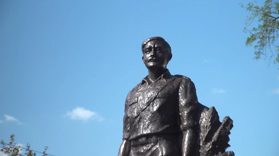 U Parku narodnih heroja u Kozarskoj Dubici nalazi se spomen bista majora Tepića