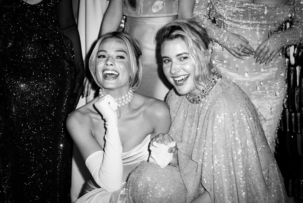 Margot Robbie és Greta Gerwig vidáman pózolnak a Barbie c. film európai premierjén