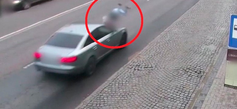 Pijana kobieta wbiegła pod jadący samochód. Policja pokazała szokujące nagranie