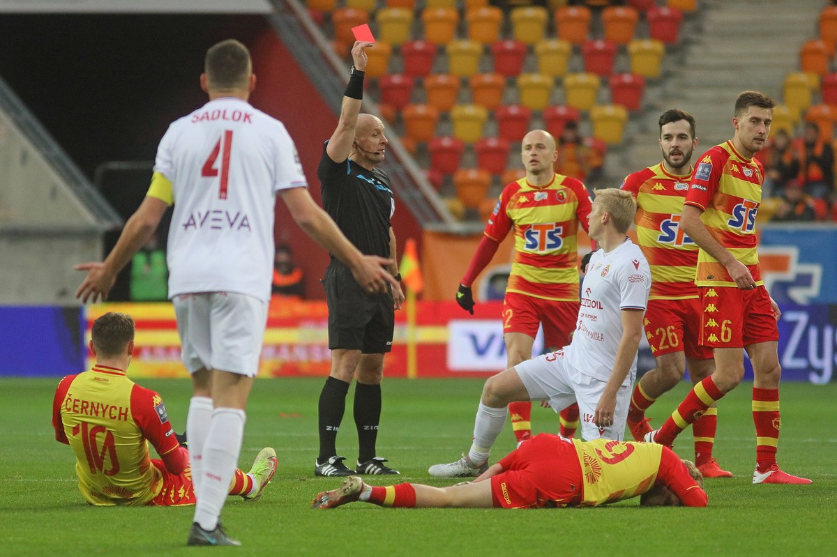 Zawodnik Wisły Kraków Michal Frydrych (3P) ukarany czerwoną kartką przez sędziego Szymona Marciniaka (3L) podczas meczu 15. kolejki piłkarskiej Ekstraklasy z Jagiellonią Białystok