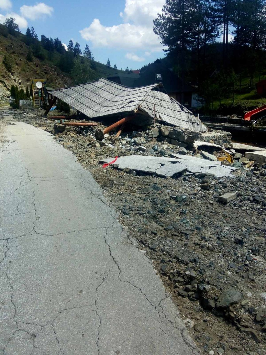 Nabujali potok uništio turistički objekat