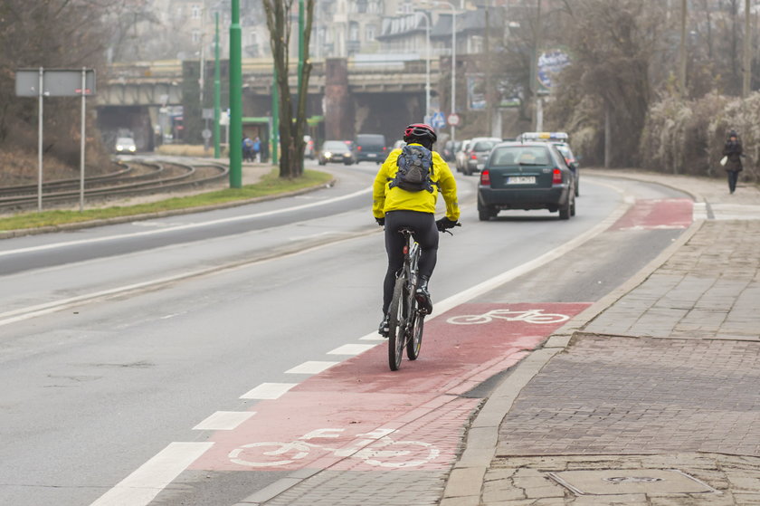 Rowerowy bubel na ulicy Pułaskiego. Tuż obok śluzy dla cyklistów