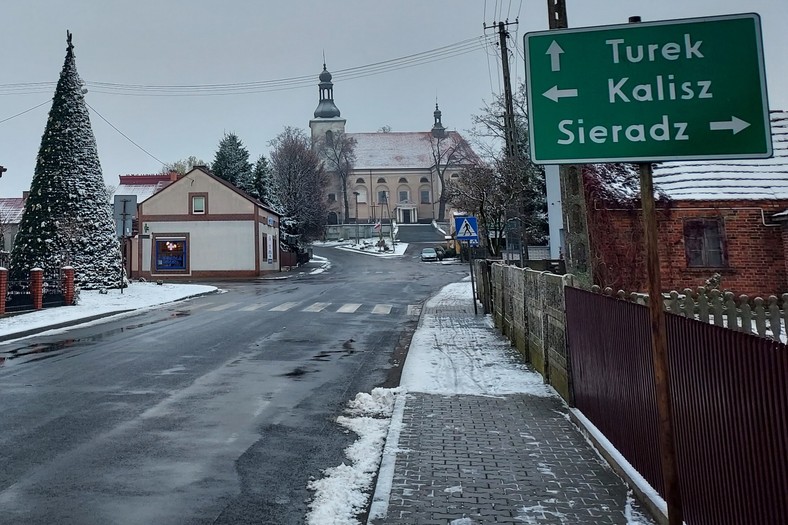 Turek, Kalisz, Sieradz. Tam najczęściej trafia do szkół średnich młodzież z Goszczanowa, która kończy gminną podstawówkę. Czarnek znalazł się w dalekim Lublinie.