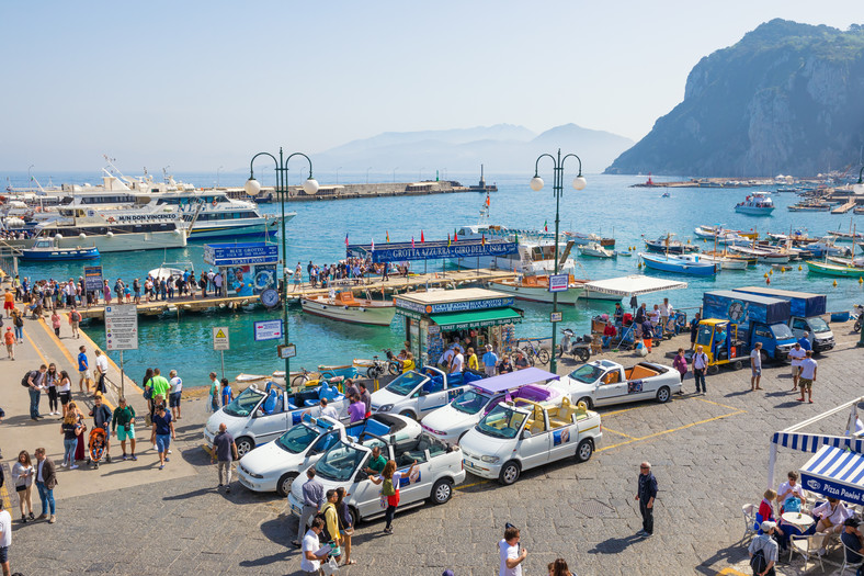 Turyści w porcie na Capri, Włochy