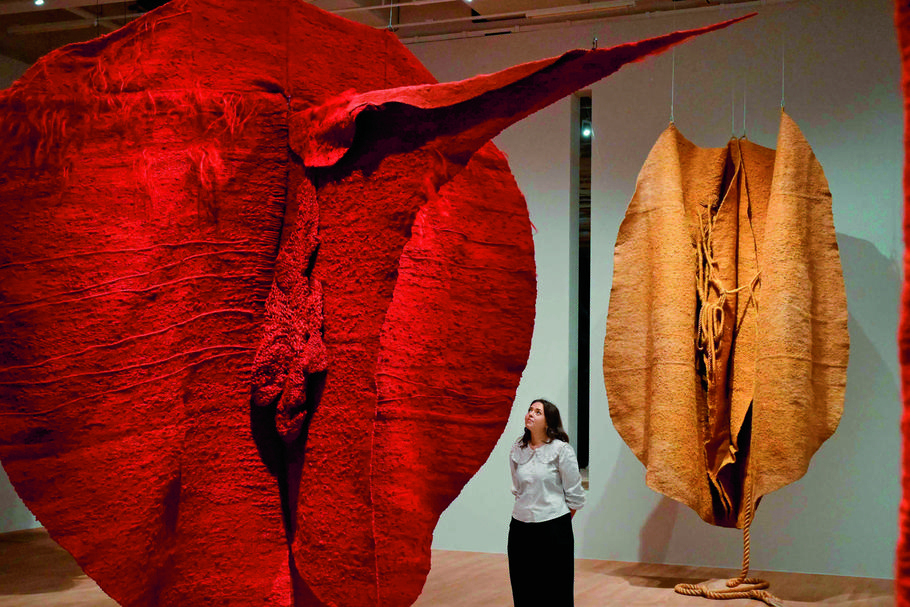 Rzeźby „Abakan Red, 1969” i „Abakan Orange, 1968” Magdaleny Abakanowicz w Tate Modern w Londynie.