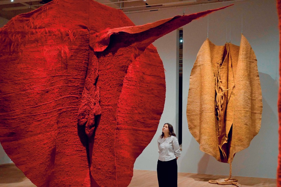 Rzeźby „Abakan Red, 1969” i „Abakan Orange, 1968” Magdaleny Abakanowicz w Tate Modern w Londynie.